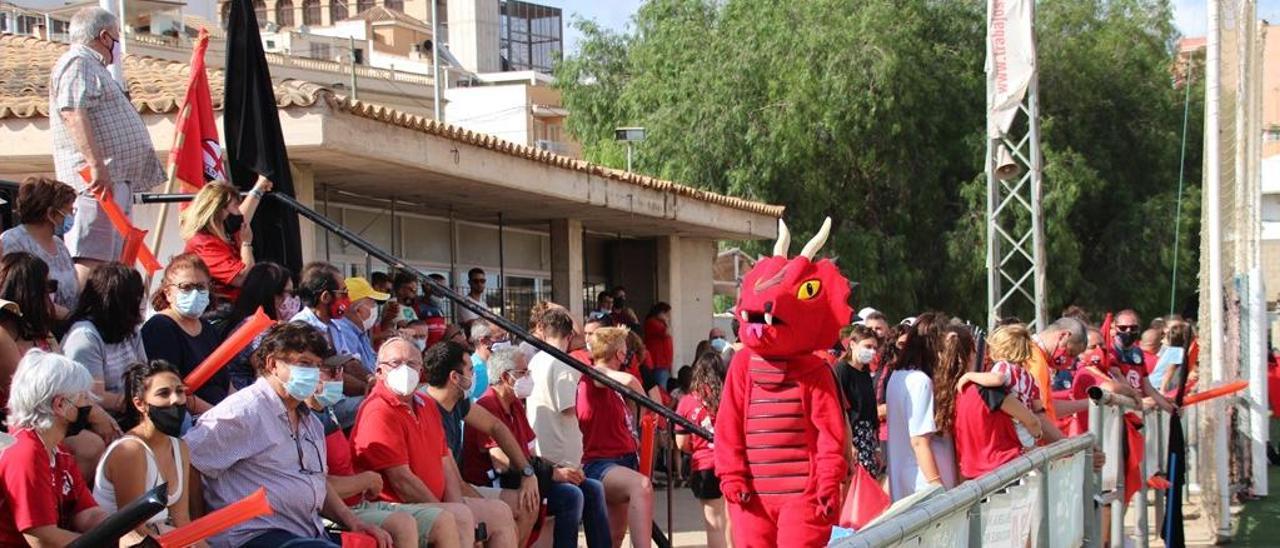 Un grupo de aficionados, a principios de Liga en la grada junto al bar en el campo del Sant Jordi.