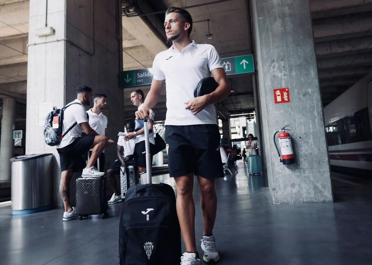 Isma Ruiz, junto a otros integrantes de la plantilla del Córdoba CF, en la estación de trenes de Córdoba antes de un desplazamiento.