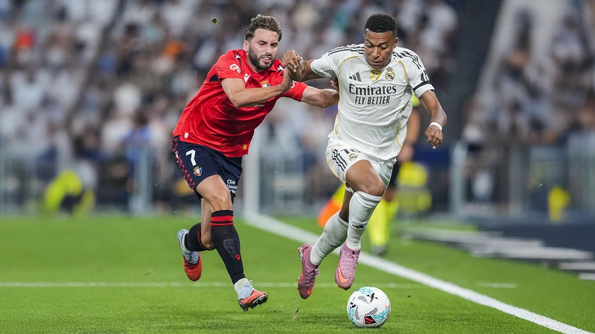 Mbappé lluita amb Moncayola, en una acció del partit d’ahir a la nit al Bernabéu. | AFP