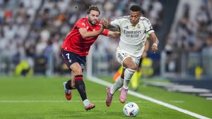 Mbappé lluita amb Moncayola, en una acció del partit d’ahir a la nit al Bernabéu. | AFP
