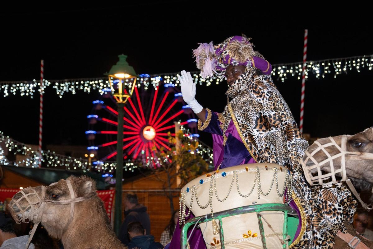 El rey Baltasar, anoche, durante la gran cabalgata de Arrecife.