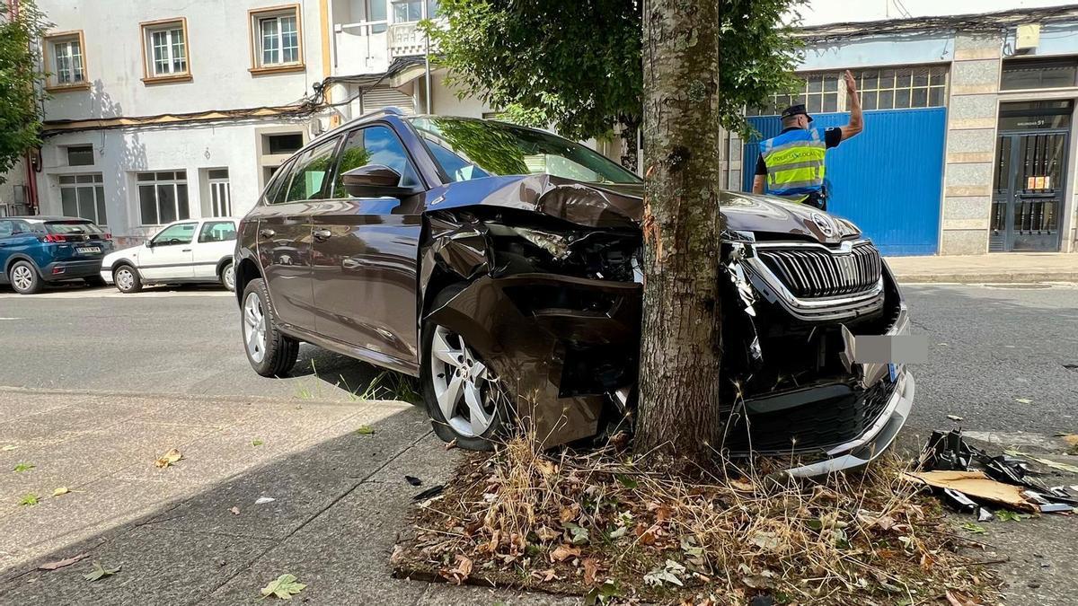 Un conductor sufre una indisposición y choca contra un árbol en el barrio Vista Alegre