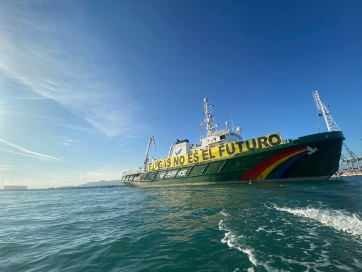 Greenpeace bloquea el acceso al muelle de gas de Sagunt