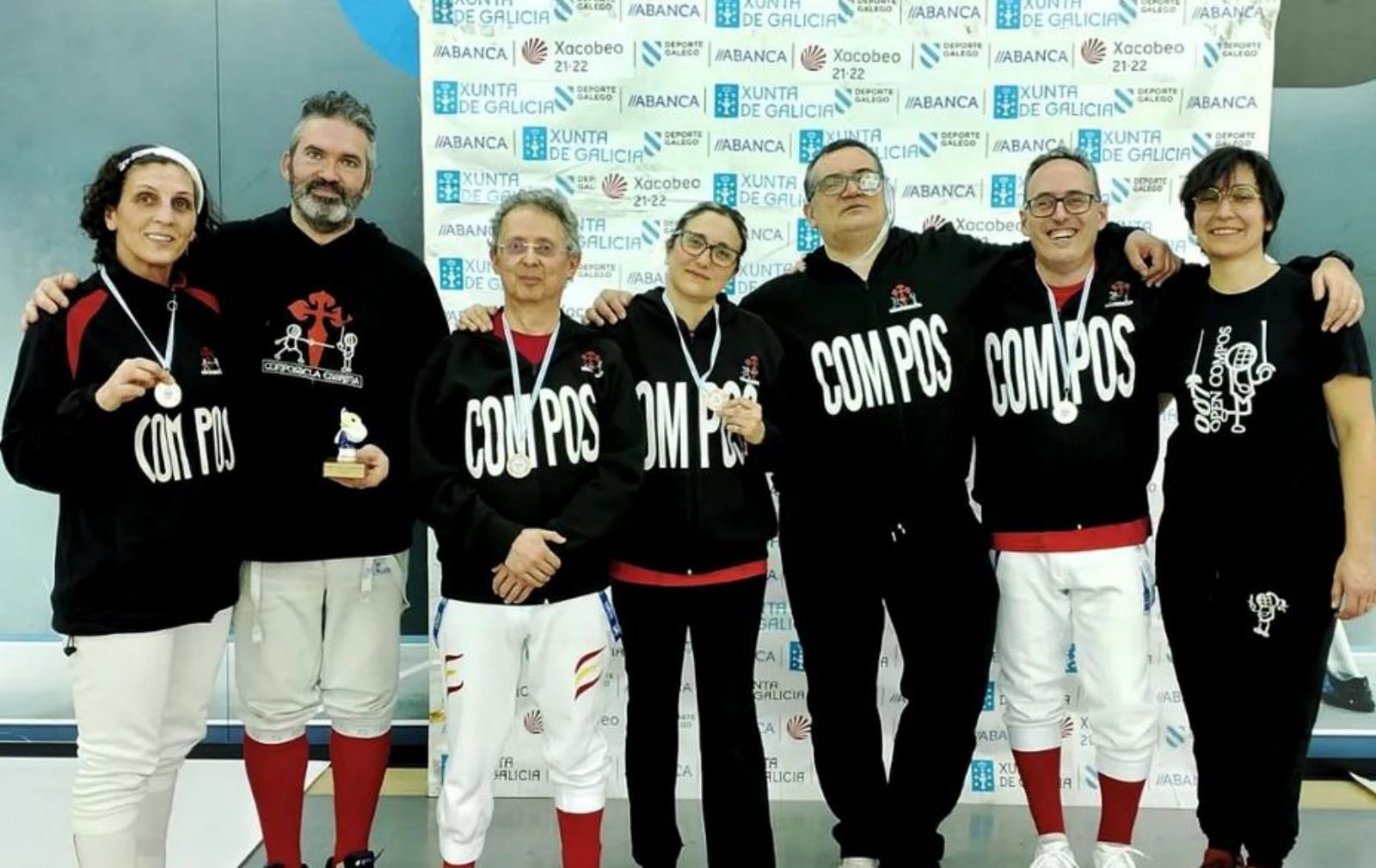Componentes del Esgrima Compostela posan con sus medallas / e.c.