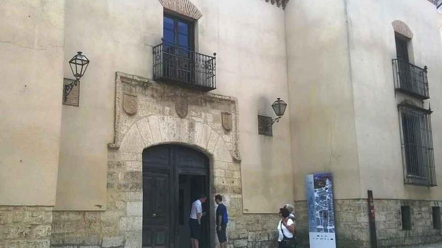 Fachada principal del palacio de los marqueses de Castrillo que alberga el servicio de Casa de Cultura. Foto