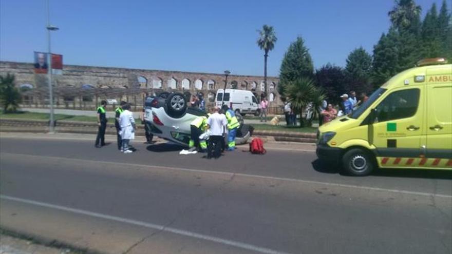 herida leve en el vuelco de un COCHE en juan carlos I