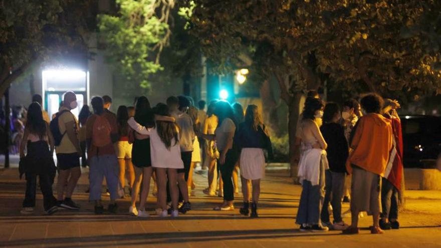 Jóvenes caminan por una zona de botellón en Blasco Ibáñez. | LEVANTE-EMV