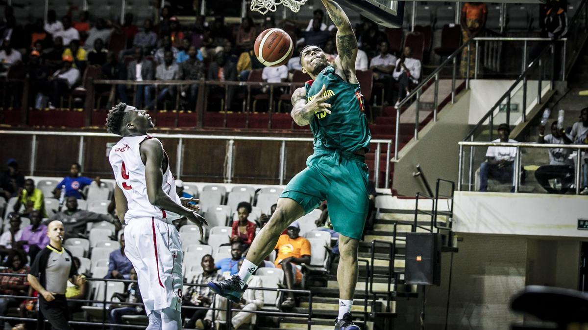 Benoit Mbala machaca la canasta jugando con Camerún.