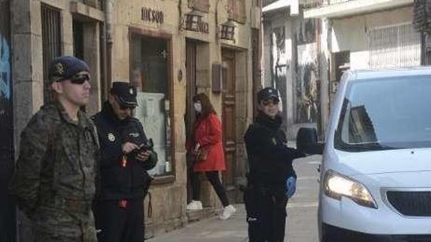 Dos policías y un militar patrullan por una calle de Pontevedra. // R.V.