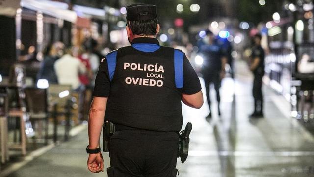 Un agente de la Policía Local de Oviedo patrullando por el Antiguo.