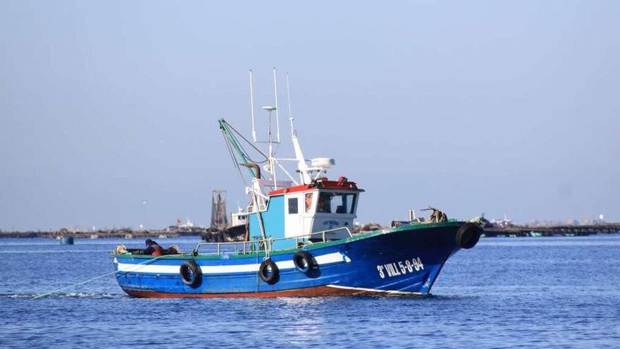 El &quot;Olisan&quot;, pescando en la ría de Arousa en una imagen de 2010. // Muñiz