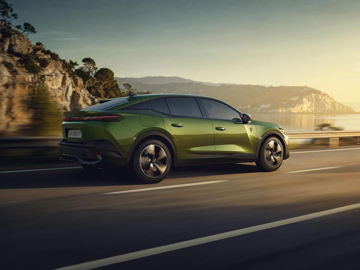 Nuevo Peugeot 408: el primer automóvil de la marca en iluminar las letras Peugeot en la parte trasera del vehículo