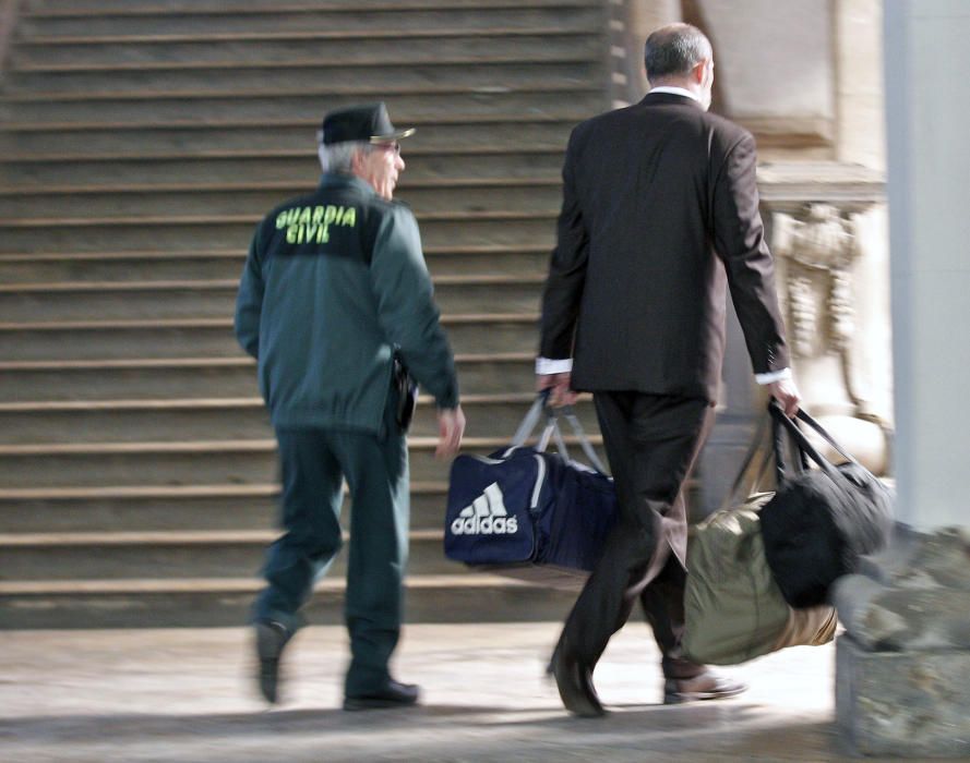 Un abogado, con ropa de uno de los condenados.