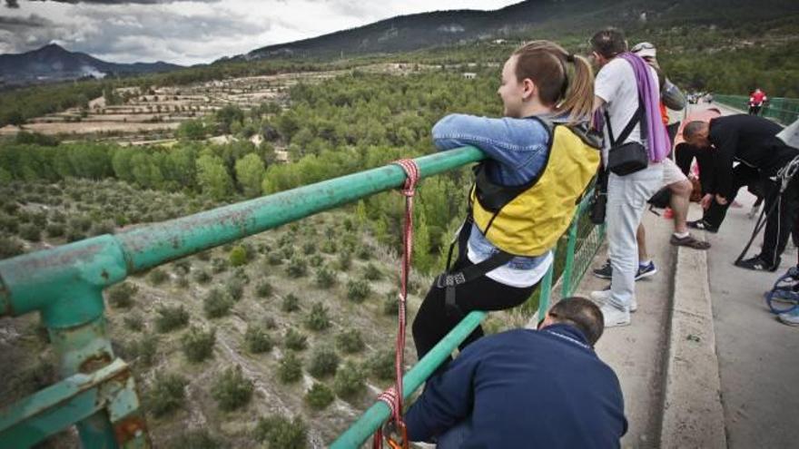 Secuencia del salto de Sofía, una colivenca a la que se lo han regalado por su cumpleaños.