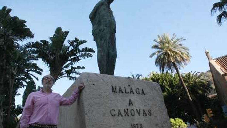 Jesús García Gallego, esta semana ante la estatua de Cánovas junto a la que puso a prueba el aperturismo franquista en 1975.