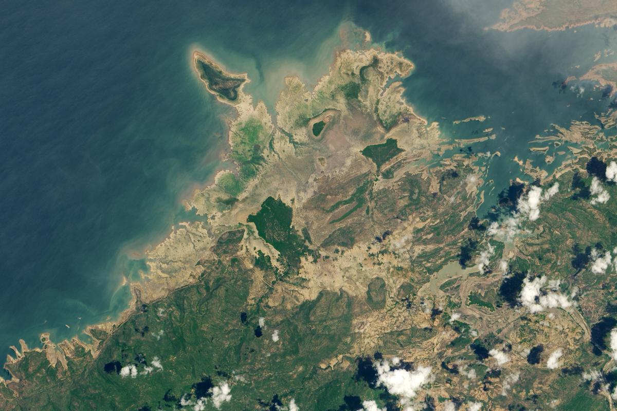 31 de diciembre de 2019 – Lago Kariba, África austral – A finales de diciembre de 2019, el embalse más grande del mundo —una fuente fundamental de agua potable y energía en África— se encontraba en su nivel más bajo desde, al menos, 1996. Los niveles de agua del lago Kariba han descendido de forma constante debido a la prolongada sequía que afecta al sur de África. Situado a caballo entre las fronteras de Zambia y Zimbabue, el lago Kariba tiene una longitud de 223 kilómetros (139 millas) y alcanza una anchura de 40 kilómetros (25 millas) en su punto más amplio. A fecha de 27 de diciembre de 2019, el nivel de agua del lago Kariba se situaba en el 8,36 % de la cantidad necesaria para la generación de energía. En diciembre de 2018, el nivel del lago era del 51 %; en 2017, del 37 %. En la imagen: 28 de noviembre de 2018. ECONOMÍA Europa Press/Contacto/NASA Earth