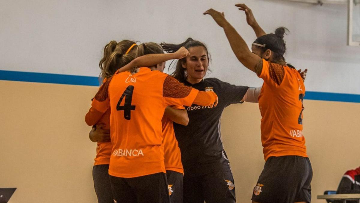 Las jugadoras del Viaxes Amarelle, en plena celebración. |  // L. O.