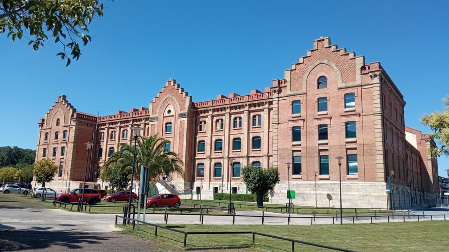 Mesa informativa sobre el testamento vital, en el centro universitario de Plasencia