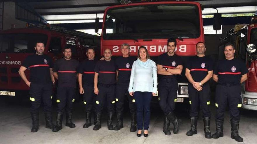 De derecha a izquierda: José Rodríguez, Cándido Álvarez, Néstor Reinaldo, Antonio Giráldez, Vanesa Fernández (edil de Seguridad), Roberto Castro, Manuel Fernández, Jesús Rodríguez y Carlos Carrera. // D.P.