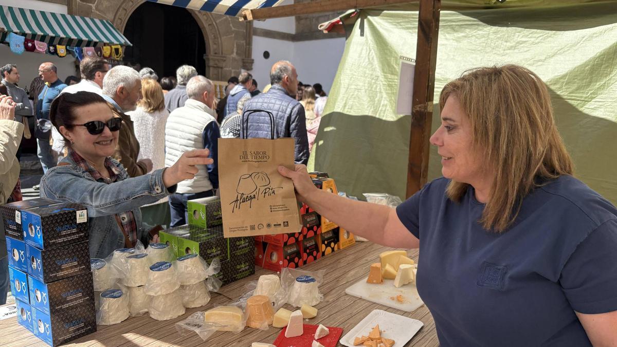 Un expositor de quesos salenses en la reciente feria local.