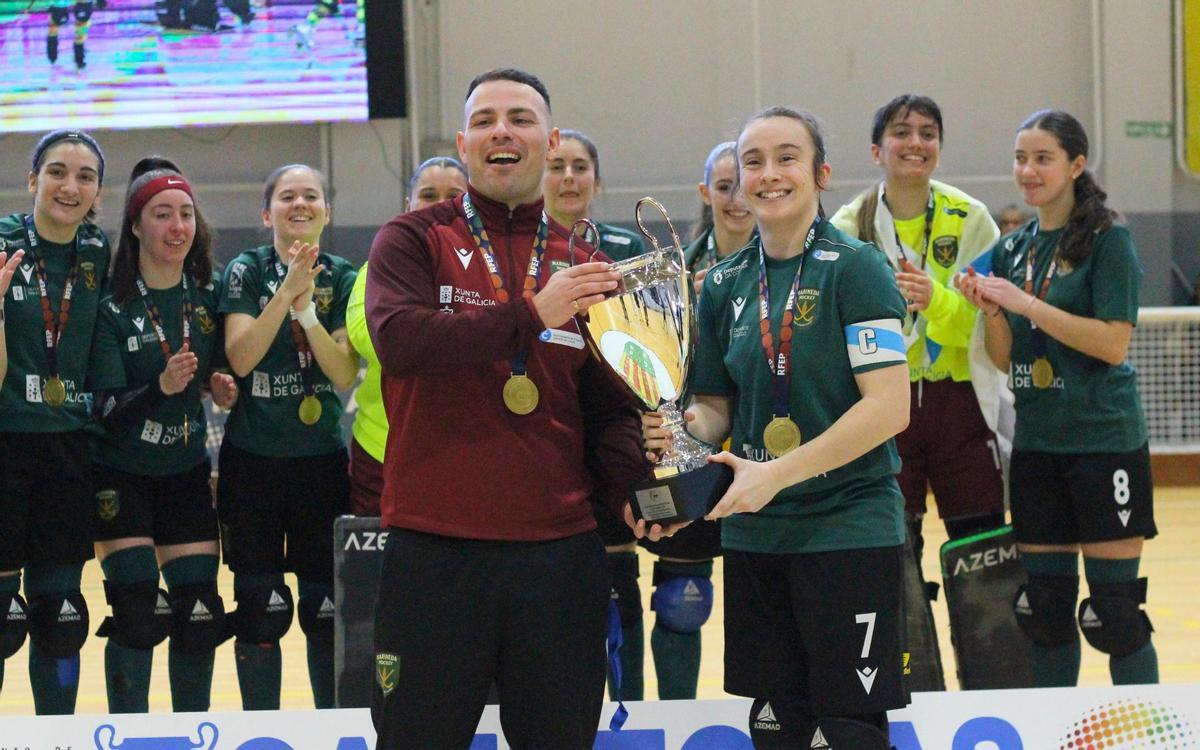 Nelson Obelleiro y Alba Garrote levantan el trofeo de la Copa Princesa en Raspeig.