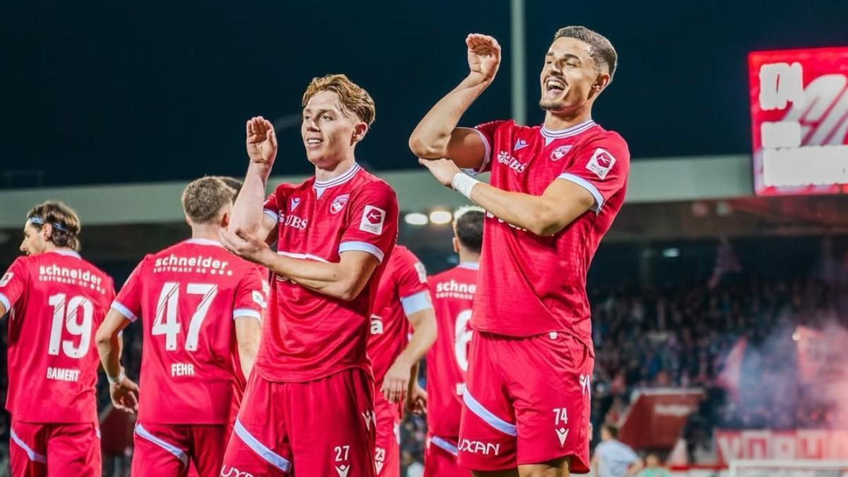 Los jugadores del FC Thun celebran con la afición la décima victoria consecutiva