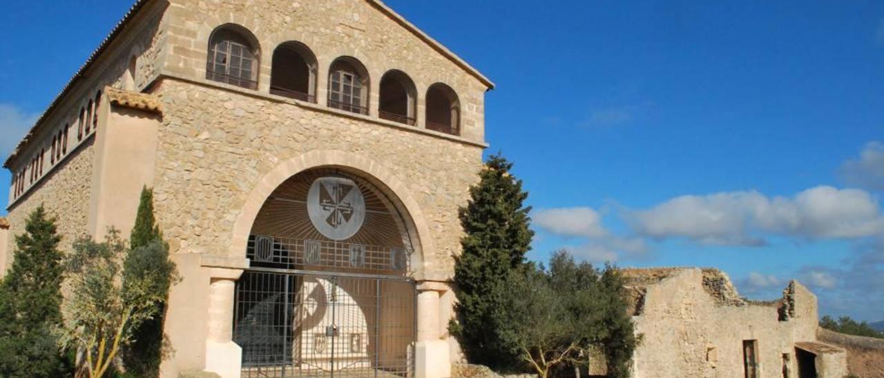 Exteriores de la ermita de la Mare de Déu del Roser, en el Puig de Santa Llúcia.