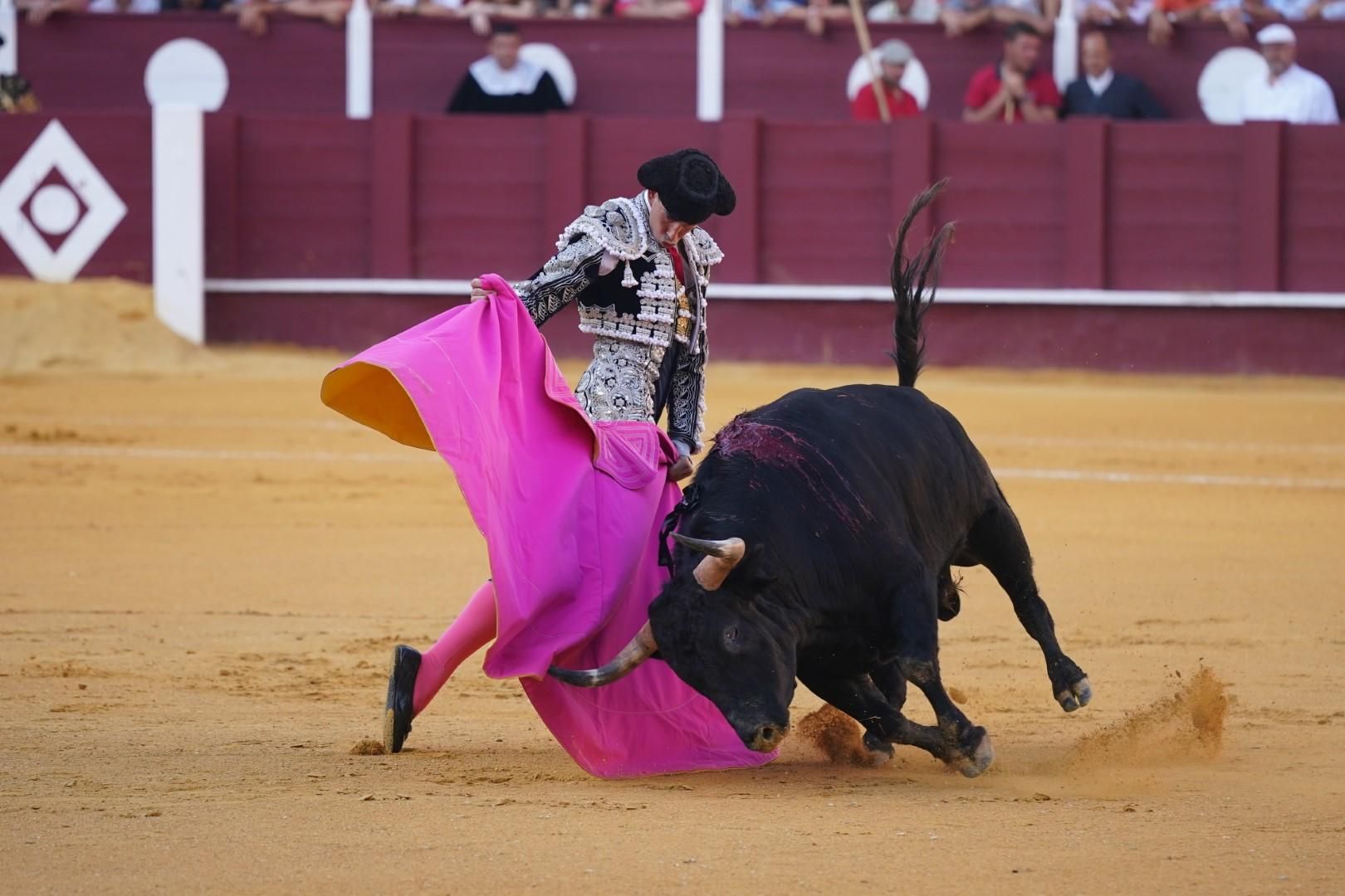 Toros en la Feria I Sexta corrida de abono y puerta grande de Roca Rey