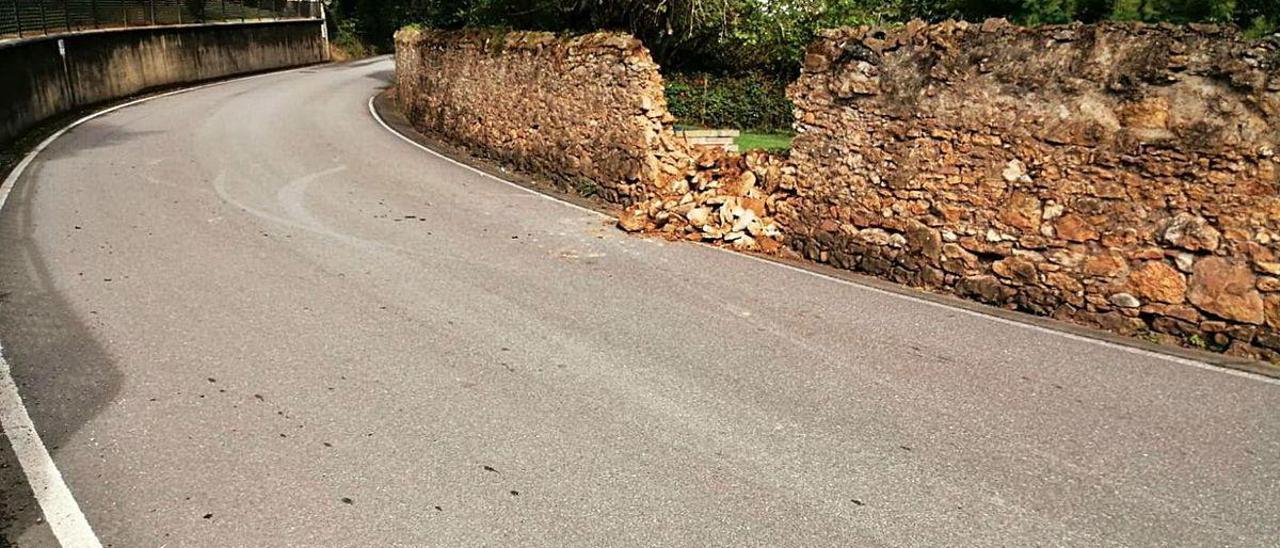 El muro de la finca de La Pedrera destrozado por el impacto de un vehículo.