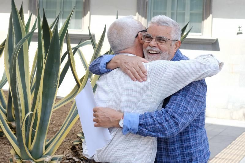 Las Palmas de Gran Canaria. El presidente de Canarias, Fernando Clavijo, recibe al secretario general de UGT en las islas, Gustavo Santana, y a los miembros de su Ejecutiva, que le entregarán una estatuilla conmemorativa del 130 aniversario del sindicato.  | 11/03/2019 | Fotógrafo: José Carlos Guerra