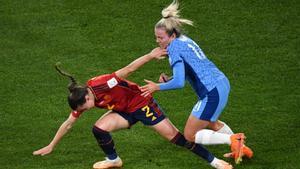 Sydney (Australia), 20/08/2023.- Ona Batille of Spain (L) and Lauren Hemp of England in action during the FIFA Women’s World Cup 2023 Final soccer match between Spain and England at Stadium Australia in Sydney, Australia, 20 August 2023. (Mundial de Fútbol, España) EFE/EPA/BIANCA DE MARCHI AUSTRALIA AND NEW ZEALAND OUT