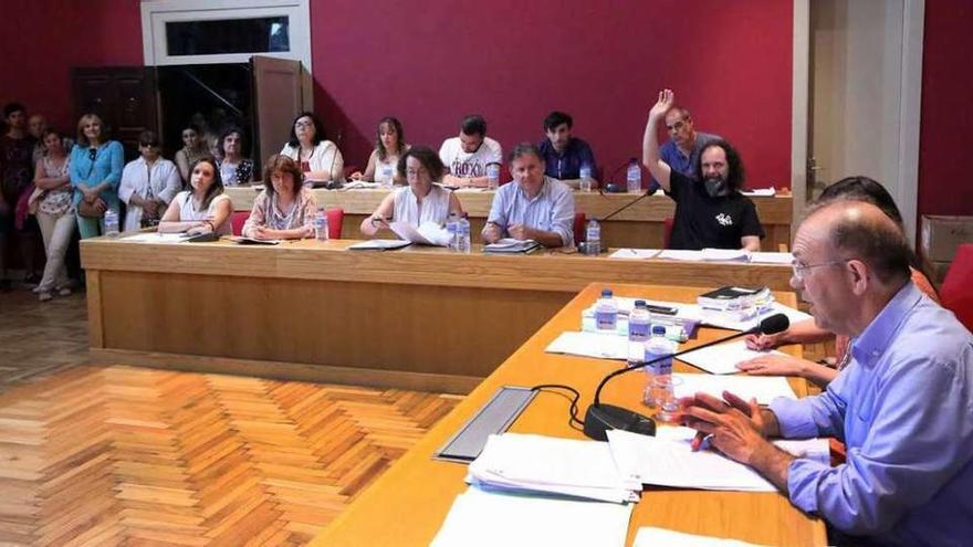 IU se abstuvo y fue necesario el voto de calidad del alcalde para aprobar el presupuesto. // A.Hernández