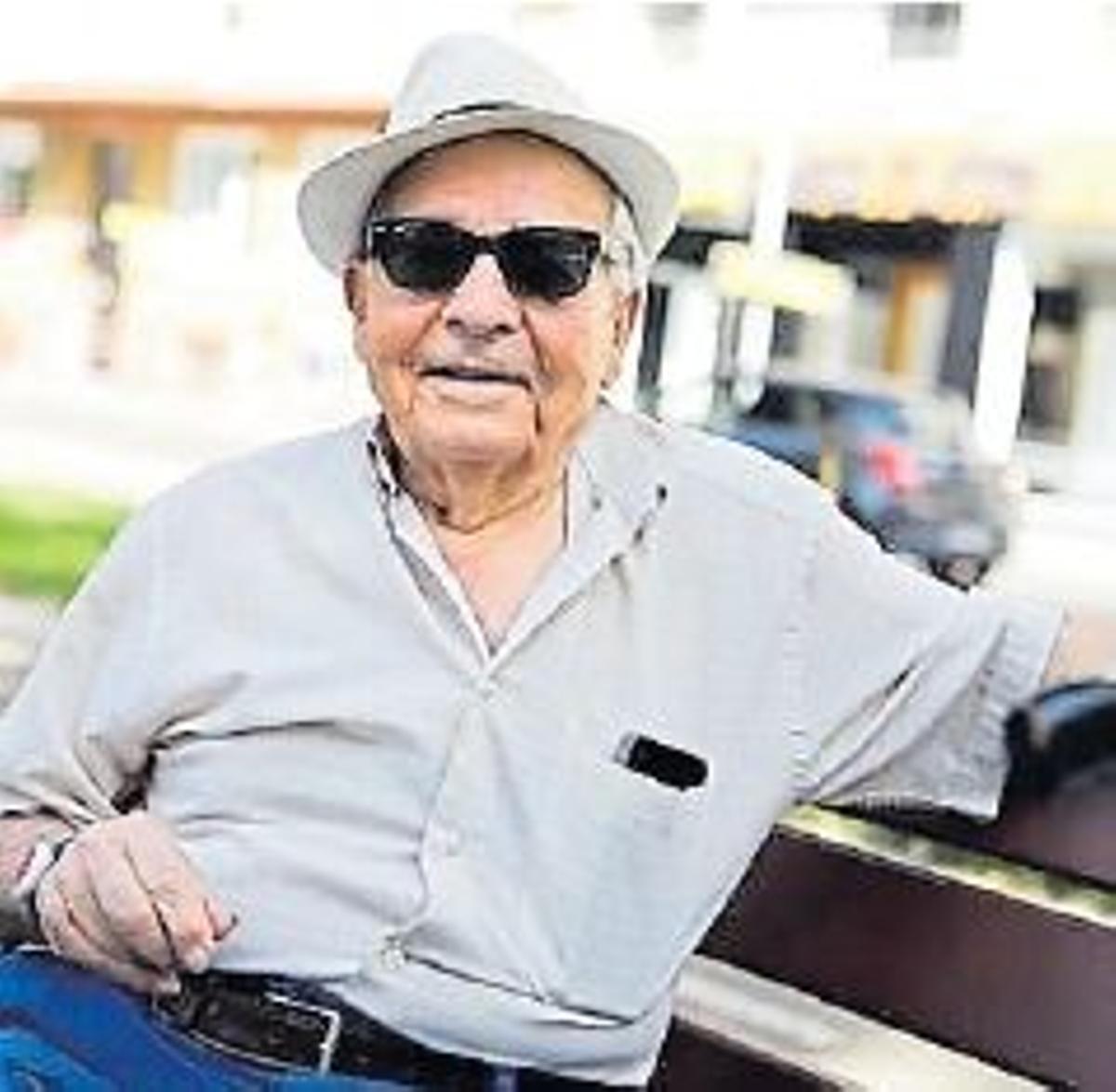 José María considera que los jóvenes de hoy en día pasan demasiado tiempo con el móvil.