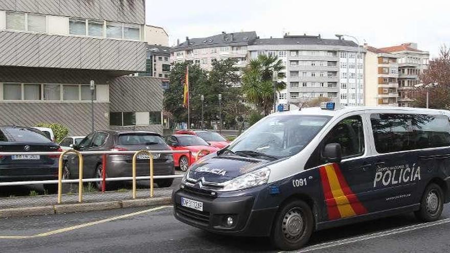 Un coche policial, junto a la comisaría de Ourense. // Iñaki Osorio