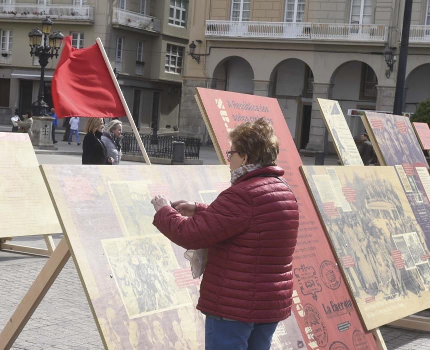 A praza de María Pita conta cunha exposición ao aire libre que recolle máis de cen anos de movemento obreiro na cidade, con lembranzas para as cigarreiras e os 'paseados'.