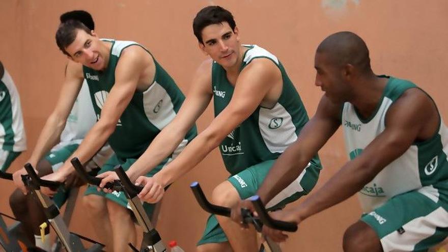 Carlos Suárez, entre Fran y Granger, en el gimnasio.