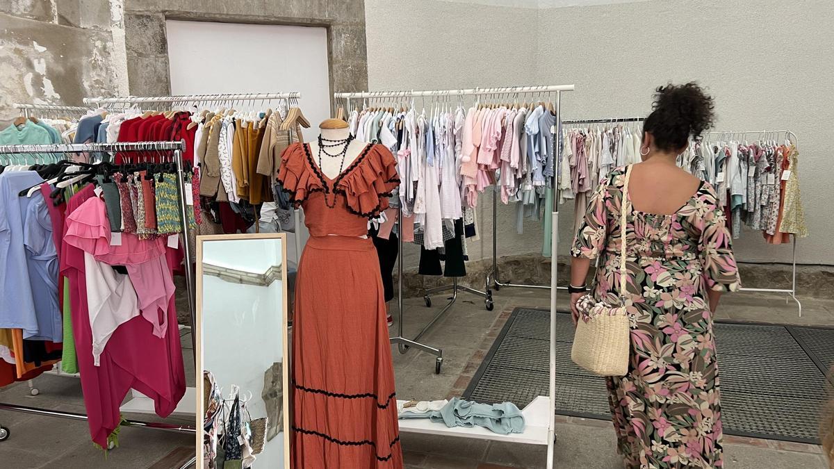 Mercadillo outlet celebrado en Trujillo, para apoyar al comercio local.