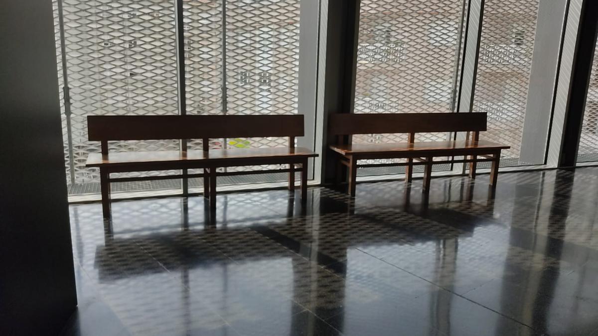 Una zona de espera en el edificio judicial de Ourense.