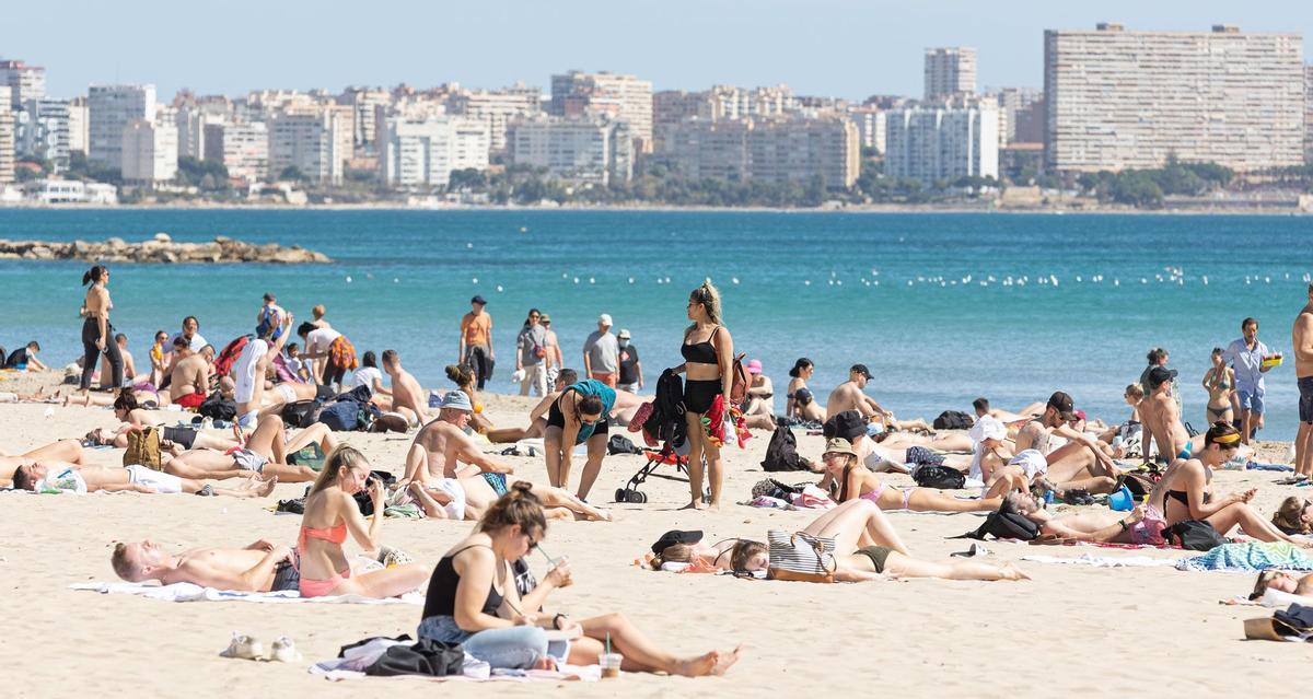 Si se cumplen las previsiones meteorológicas las playas se llenarán esta Semana Santa.