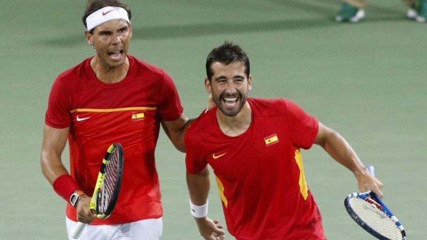 Nadal y Marc López acarician la medalla en dobles