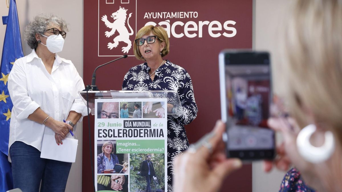 Carmen Casares y María José Pulido, esta mañana en el Ayuntamiento de Cáceres.