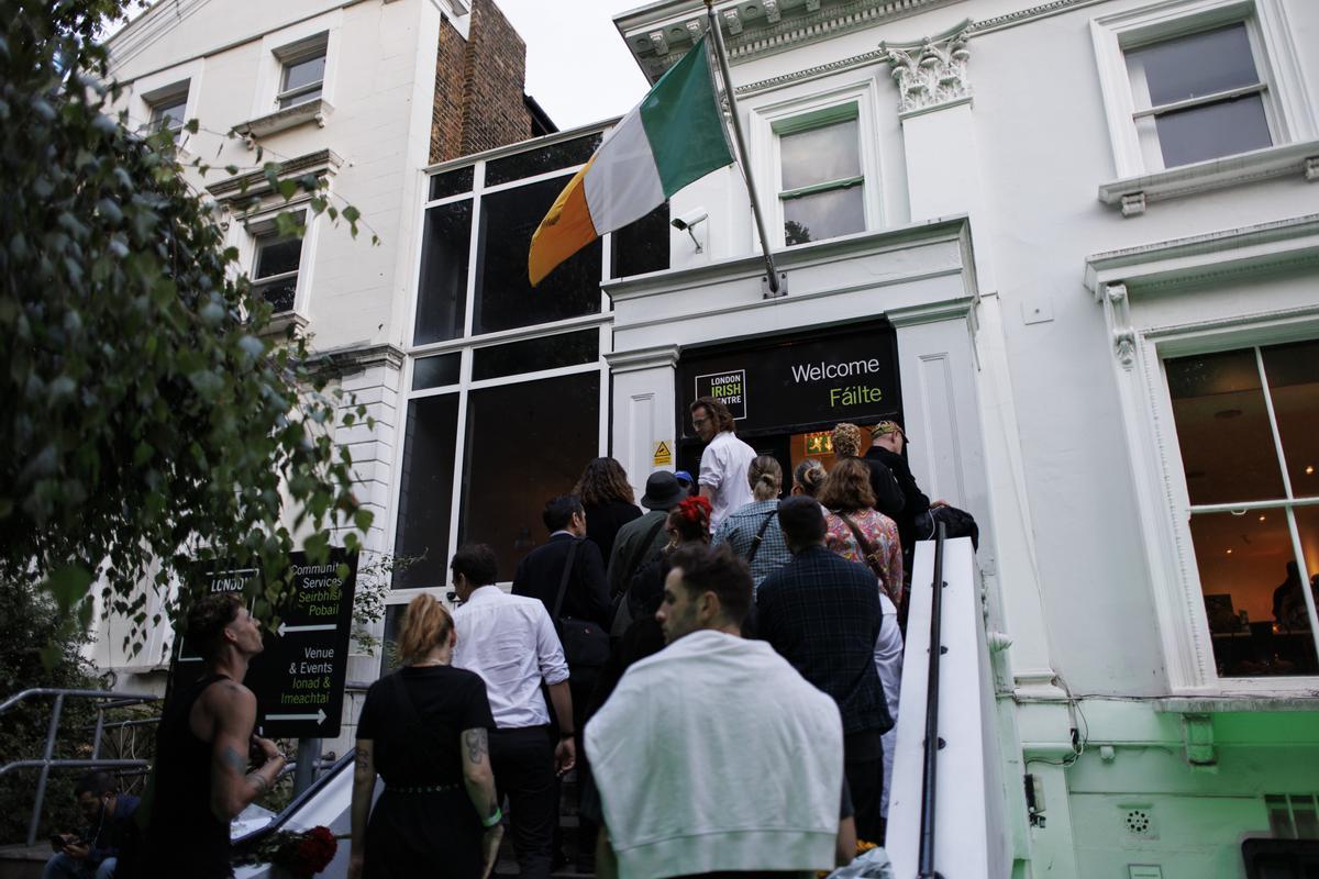 Asistentes al acto de homenaje a Sinéad Oconnor organizado por el centro irlandés de Londres