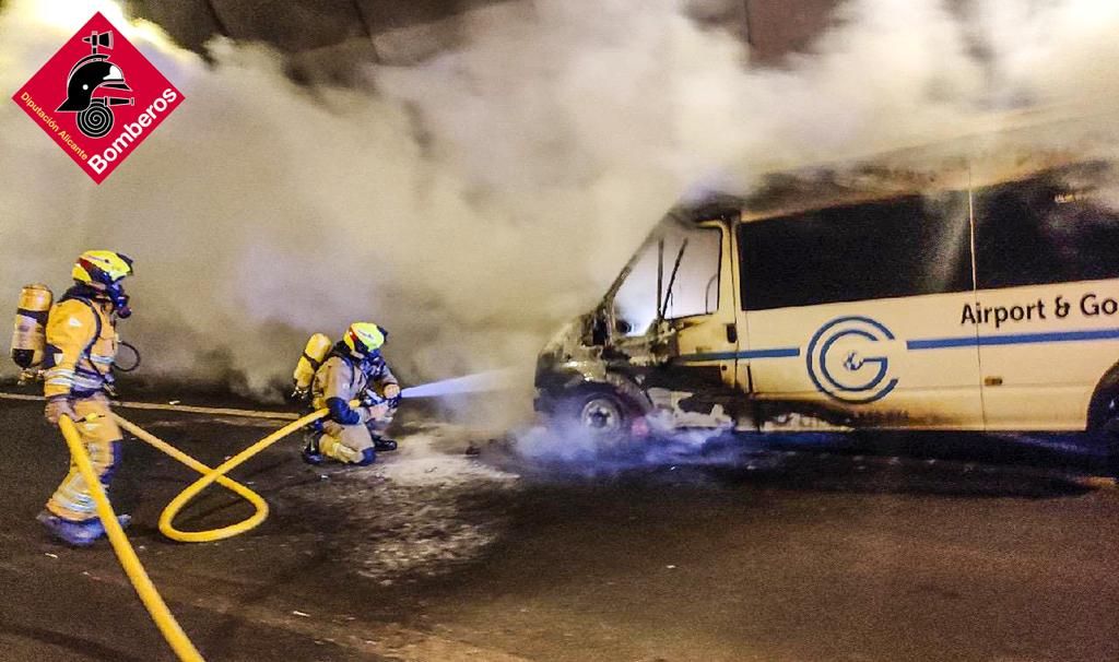 Incendio de una furgoneta en el túnel de Pilar de la Horadada: todas las imágenes