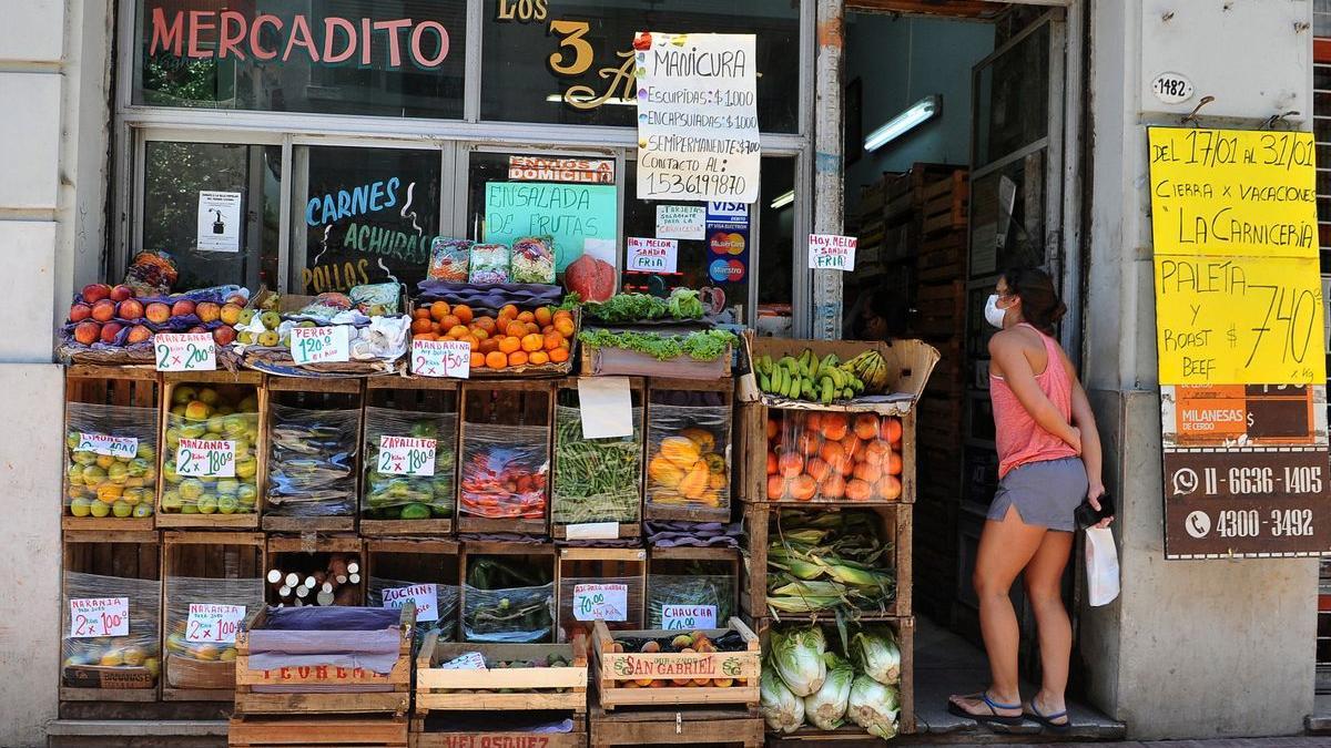 Una persona acude a comprar a un mercado en Buenos Aires con precios elevados por la inflación.