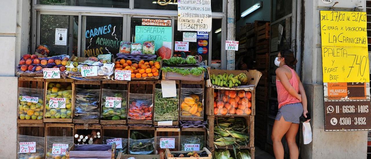 Una persona acude a comprar a un mercado en Buenos Aires con precios elevados por la inflación.