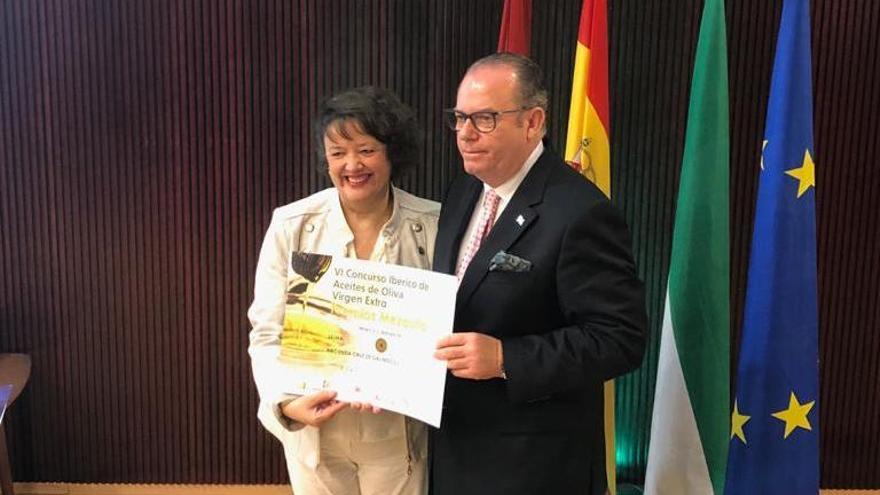 El alicantino Joaquín Selma recibe el premio Elio Berhanyer por el diseño de su aceite de oliva