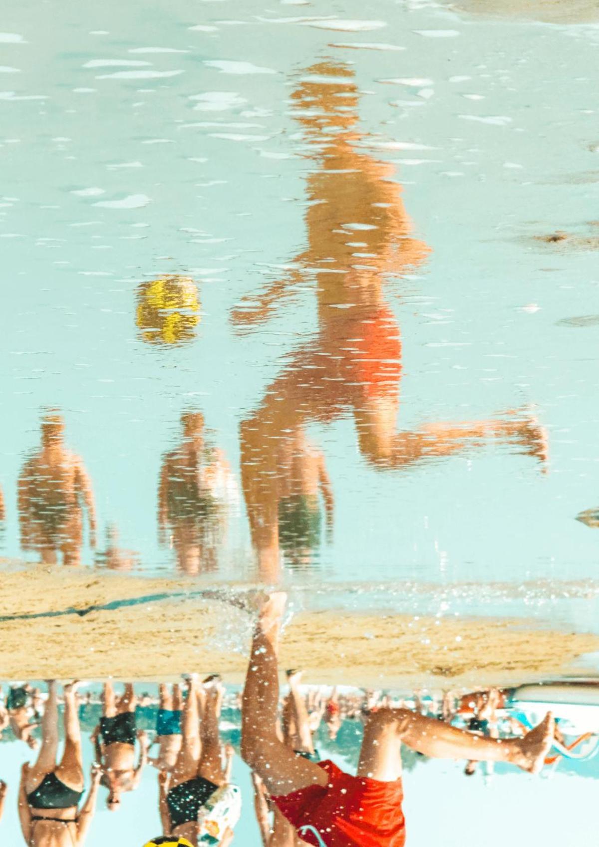 San Benedetto del Tronto, Italia. El verano capturado en el reflejo del mar. Esta ciudad de la Riviera delle Palme, la más al sur de la costa de la región de Marche, es conocida por su extenso paseo marítimo flanqueado de palmeras y por su puerto pesquero, uno de los más activos del Adriático. (iPhone 16 Pro Max)