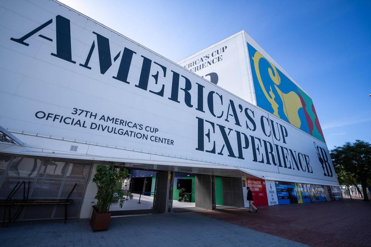 Acceso al centro de divulgación de la Copa América de vela, el America's Cup Experience, ubicado donde estaban los cines Imax, en el Port Vell de Barcelona.