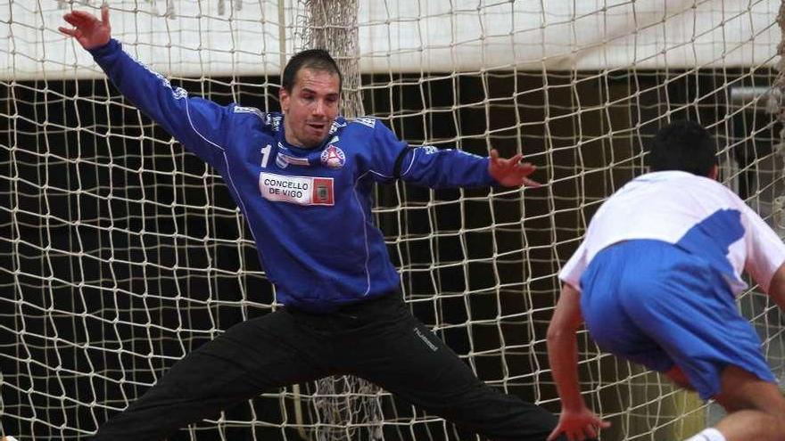 García Lloria, en acción durante el partido ante el Go Sinfín, en As Travesas. // R. Grobas