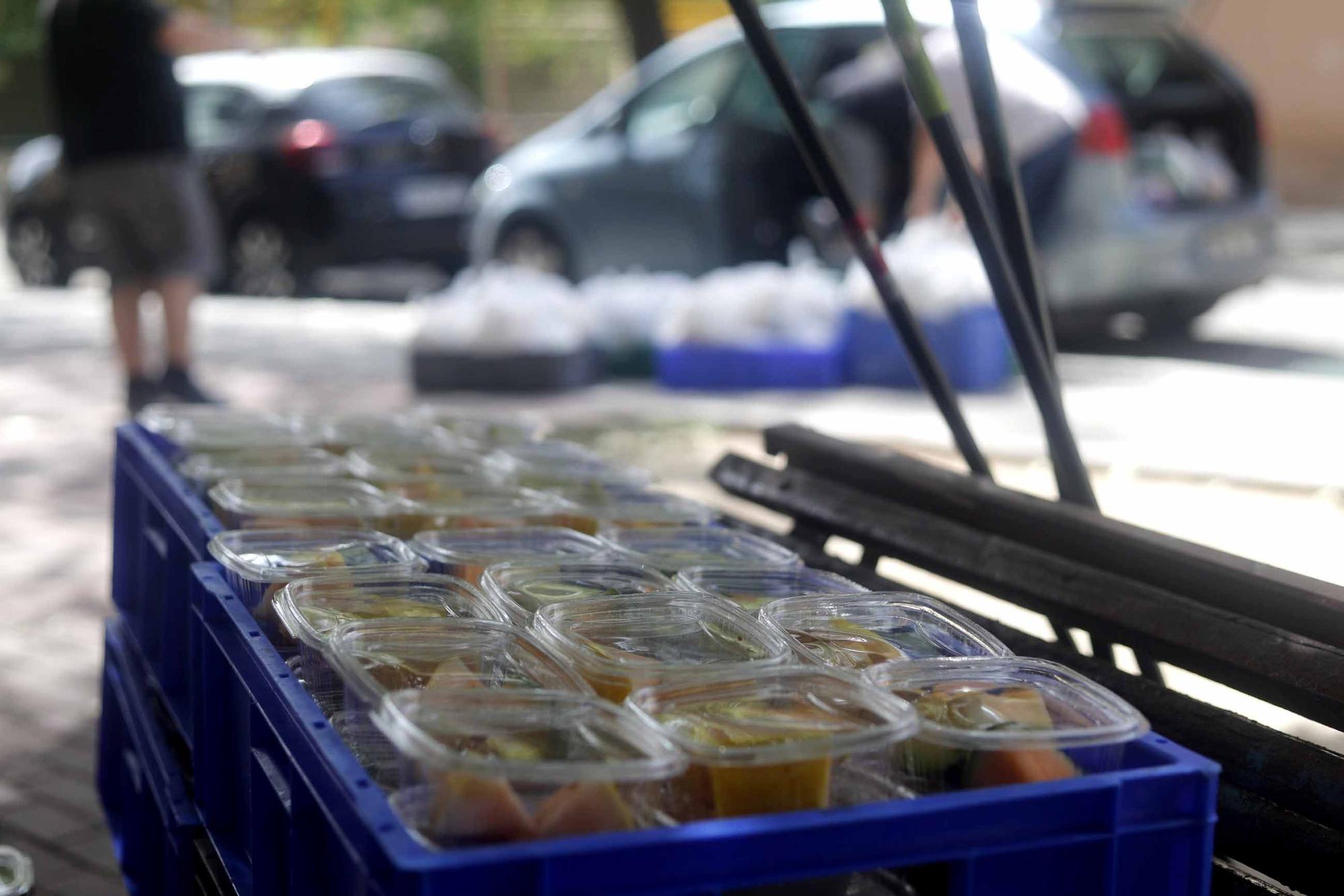 Amigos de la calle reparte comida en ocho rutas ante el incesante calor.